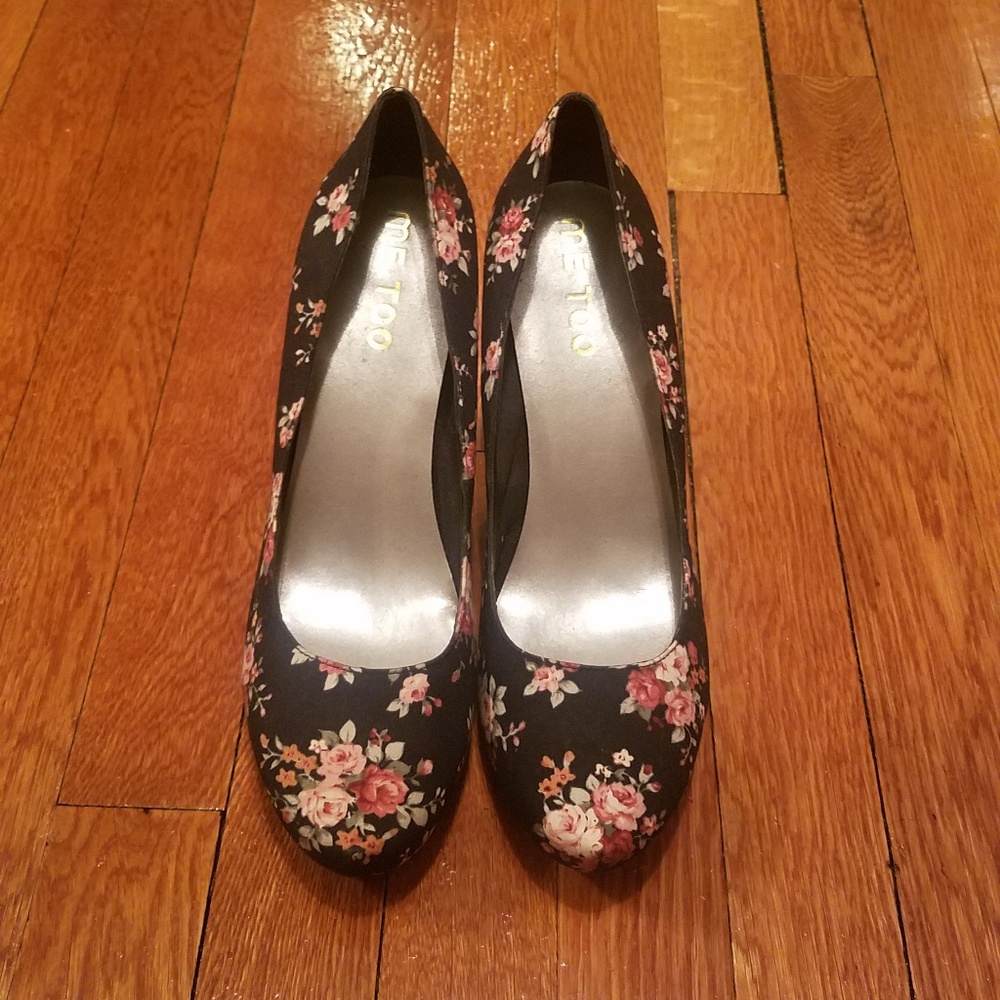 Black floral shoes